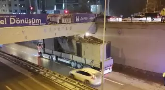 Erzurum'da Beton Blok Taşıyan TIR Alt Geçitte Sıkıştı