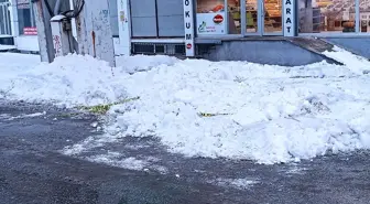Bitlis'te çatıdan düşen kar ve buz kütlesinin altında kalan kadın öldü