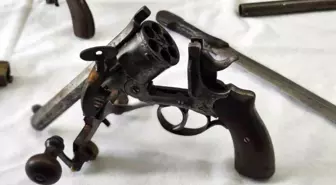 Bursa'da tarihi eser operasyonu: Çok sayıda silah ve obje ele geçirildi