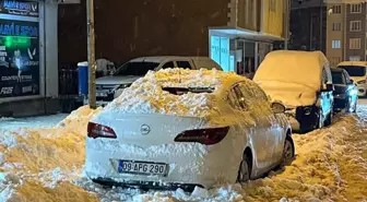 Çatıdan düşen kar kütlesi, park halindeki otomobile zarar verdi