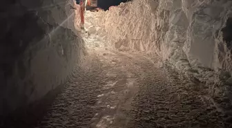 Çığ sonrası iş makinelerinin boyunu aşan kar kütleleriyle mücadele