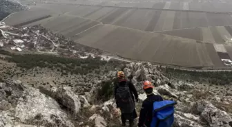 Dağda mahsur kalan keçi ekipler tarafından kurtarıldı