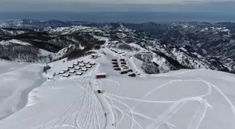 Deniz manzaralı yaylada kayak keyfi