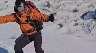 Diş hekimi tırmandığı dağdan snowboard yaparak indi