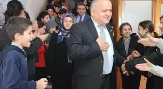 Emekliye ayrılan 47 yıllık eğitimci alkışlarla uğurlandı