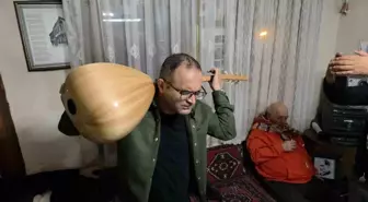 Görme engelli sanatçı sazı ensesinde çalıyor