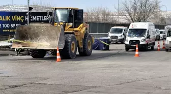 İş makinesinin çarpıp üzerinden geçtiği motosikletin sürücüsü öldü