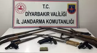 Jandarma operasyonunda çok sayıda silah ve kaçak malzeme ele geçirildi