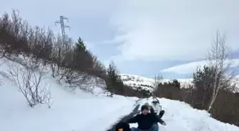 Kar üstünde piknik; mangal yakıp, otomobilin çektiği kızaklarla kaydılar