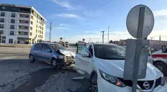 Karapınar'da iki araç çarpıştı: 3 yaralı