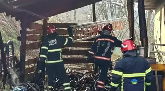 Muhtemel faciayı itfaiye önledi: Odunluktaki yangın eve sıçramadan söndürüldü