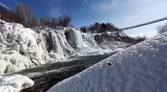 Van'daki Muradiye Şelalesi dondurucu soğuklarla buz tuttu