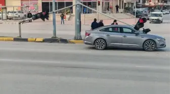 Otomobilin üstüne sinyalizasyon direği devrildi