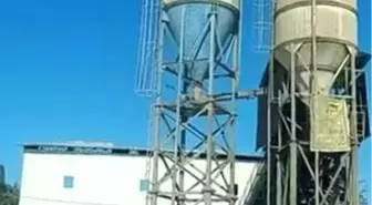 Parasını alamadığını iddia eden işçi siloya çıktı