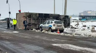 Seyir halindeki tır kayganlaşan yolda devrildi