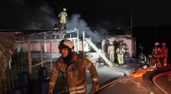 Sultangazi'de çıkan yangında 2 iş yeri zarar gördü