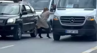 Topuklu ayakkabısıyla aracından inip servistekilere saldırdı