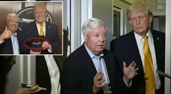 Trump'ın elindeki şapkada yer alan yazı ABD'yi karıştırdı: Tehlikeli bir provokasyon