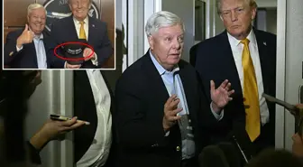 Trump'ın elindeki şapkada yer alan yazı ABD'yi karıştırdı: Tehlikeli bir provokasyon