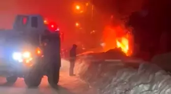 Yüksekova'da çıkan yangın aileyi evsiz bıraktı