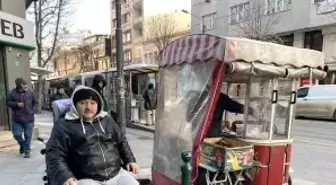 Yüzde 76 engeli olmasına ekmek parasını kazanmak için eksi 17 derecede simit satıyor