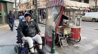 Yüzde 76 engeli olmasına ekmek parasını kazanmak için eksi 17 derecede simit satıyor