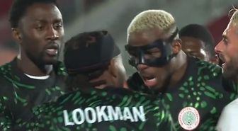 Zor ayırdılar! Osimhen ile Lookman kafa kafaya geldi