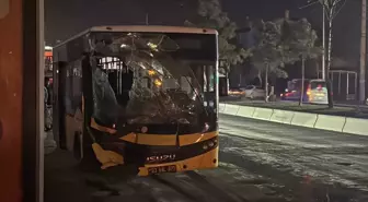 Afyonkarahisar'da halk otobüsünün çöp kamyonuna çarptığı kazada 5 kişi yaralandı