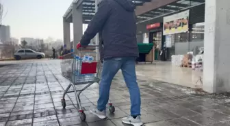 Ankara'da kesinti nedeniyle marketlerden su alıyorlar