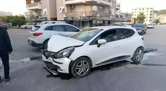 Antalya'da kontrolsüz kavşakta otomobiller çarpıştı: 2 yaralı
