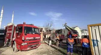 Arnavutköy'de boş binanın çatısı alevlere teslim oldu