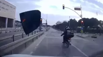 Arnavutköy'de yol verme tartışması kamerada: Kırmızı ışıkta aynayı kırdı
