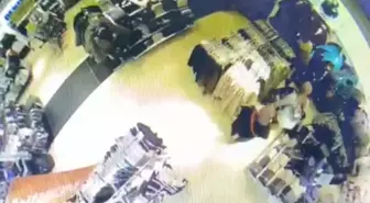 AVM'lerde kılık değiştirip turist gibi davranan hırsızlık şüphelisi 2 kişi yakalandı