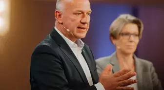 Berlin karanlığa gömülürken belediye başkanı tenis kortundaymış