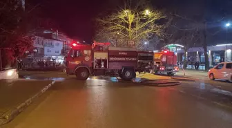 Bursa'da barakada başlayıp araca sıçrayan yangın söndürüldü