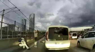 Motosiklete çarpan sürücünün yaptığı ilk hareket 'pes' dedirtti