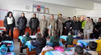 Çukurca'da jandarma ve polis ekipleri okulları ziyaret etti
