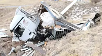 Demir profil yüklü tır şarampole düştü: 1 ağır yaralı