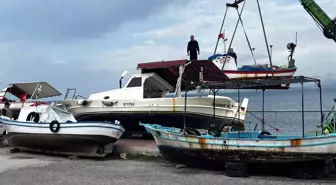 Dikili'de balıkçı tekneleri fırtınaya karşı karaya alındı