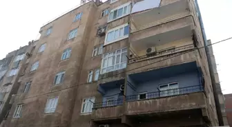 Diyarbakır'da kolonu çatlayan bina sakinleri hırsızlar için nöbet tutuyor