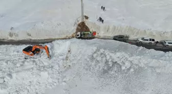 Elektrik ekiplerinin çığ bölgesinde arızaları gidermek için zorlu mücadelesi