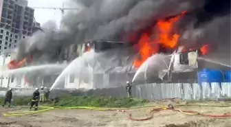 Esenyurt'ta bulunan bir inşaat alanında işçilerin kaldığı konteynerde henüz bilinmeyen bir nedenle yangın çıktı. Alevler kısa sürede büyürken olay yerine itfaiye ekipleri sevk edildi.