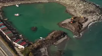 Fırtınanın taşıdığı atıklarla kapanan balıkçı barınağı açıldı