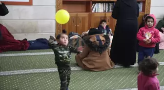 Halep'te binlerce aile camilere ve kurulan barınma merkezlerine sığındı