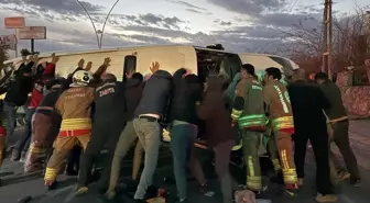 Hatay'da tır ile minibüsün çarpıştığı kazada 18 kişi yaralandı