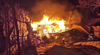 İki katlı ahşap ev alevlere teslim oldu: 1 yaralı