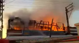 Kafenin terası alevlere teslim oldu