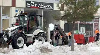 Kar kütlesinin altında kalarak hayatını kaybeden genç kız son yolculuğuna uğurlandı