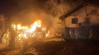 Karabük'te 2 katlı ahşap evde çıkan yangında 1 kişi yaralandı