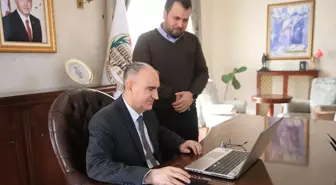 Manisa Valisi Özkan, AA'nın 'Yılın Kareleri' oylamasına katıldı